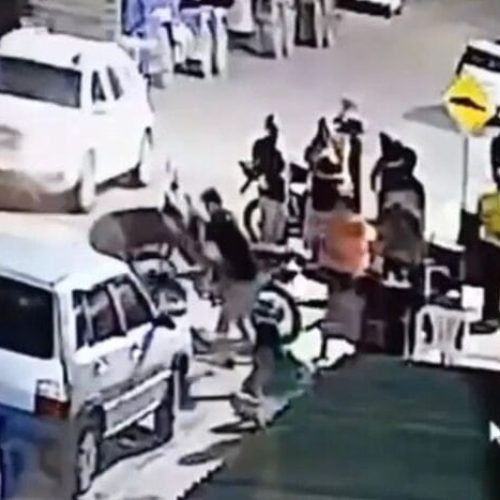 Vídeo flagra homem matando ex-esposa e o atual namorado dela com golpes de faca em bar em MT
