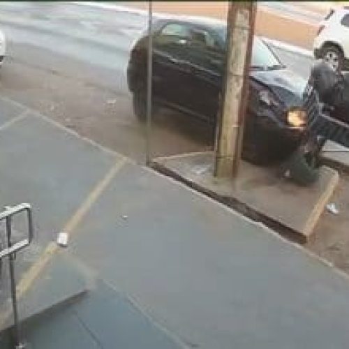 Vídeo flagra momento em que motorista bate carro e morre após sofrer mal súbito na capital