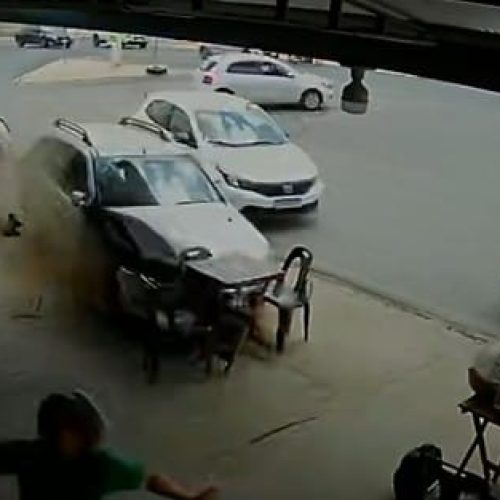 Vídeo mostra carro desgovernado invadindo sorveteria em Cuiabá