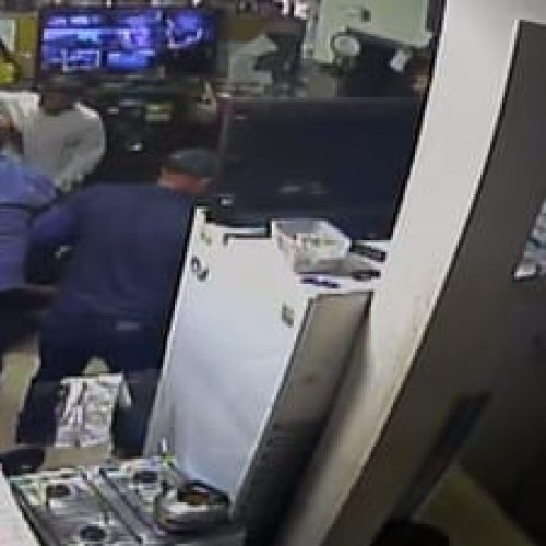 Vídeo mostra dupla armada invadindo relojoaria em MT; dono reage e é agredido