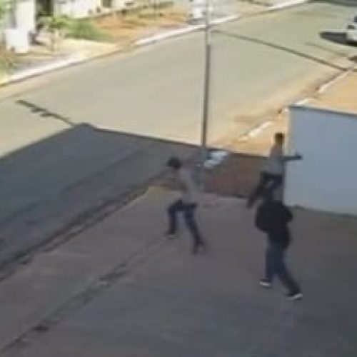 Vídeo mostra funcionário de vidraçaria sendo assassinado a tiros à luz do dia