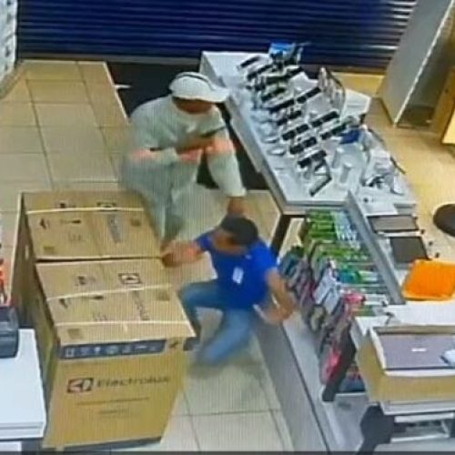 Vídeo mostra funcionários sendo feitos reféns durante assalto em loja no CPA