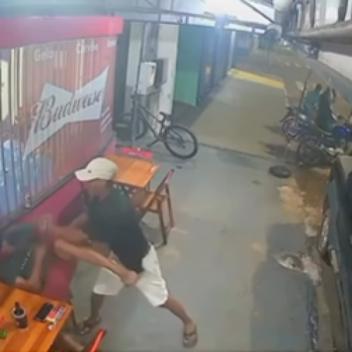 Vídeo mostra homem sendo esfaqueado em mesa de bar no interior de MT