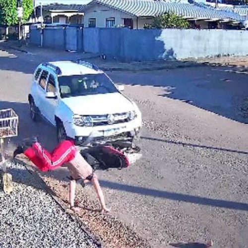 Vídeo mostra mãe e filho sendo arremessados após moto ser atingida por carro