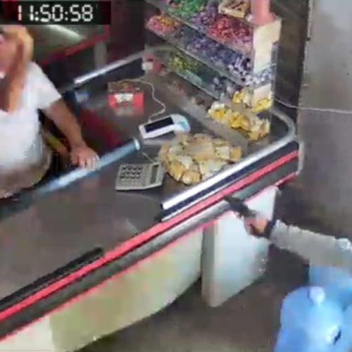 Vídeo mostra momento em que criminosos atiram no rosto de comerciante em Cáceres