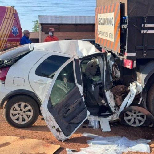 Vídeo mostra momento em que homem bate carro em carreta parada e morre em avenida