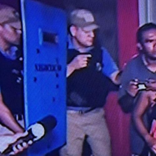 Vídeo mostra momento em que homem se entrega à polícia após manter mulher e criança reféns