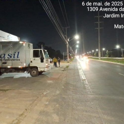 Vídeo mostra momento em que motociclista bate em caminhão e morre na Avenida das Torres