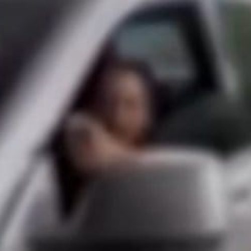 Vídeo mostra mulher invadindo loja do ex-marido e casa da ex-sogra com carro em MT
