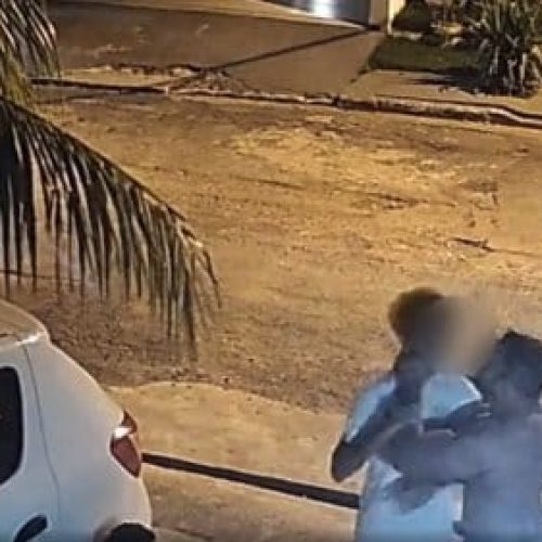 Vídeo mostra policial enforcando e dando tapa no rosto de adolescente em Cuiabá