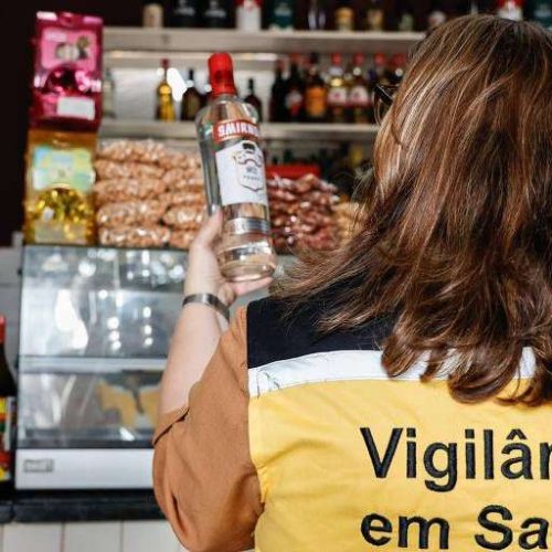 Vigilância Sanitária alerta sobre riscos de bebidas clandestinas e orienta população