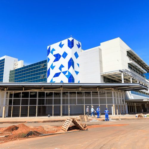 Vigilante é filmado furtando equipamentos de hospital que ainda não foi inaugurado