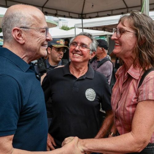 "Virada de chave na agricultura familiar”, diz produtora em entrega de máquinas na capital