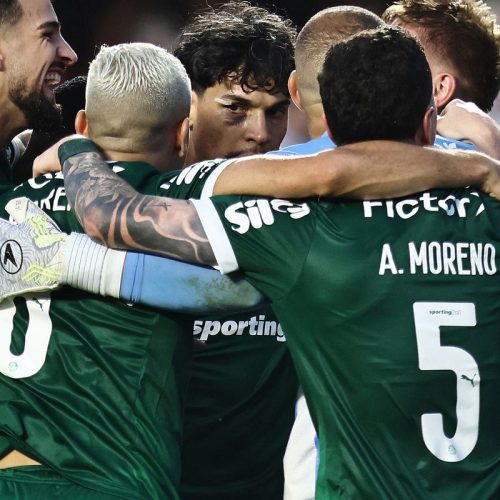 Virada e derrota rubro-negra levam Palmeiras à ponta do Brasileirão