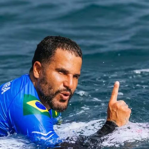 WSL: Ítalo Ferreira domina tubos em Teahupo’o e avança às semifinais