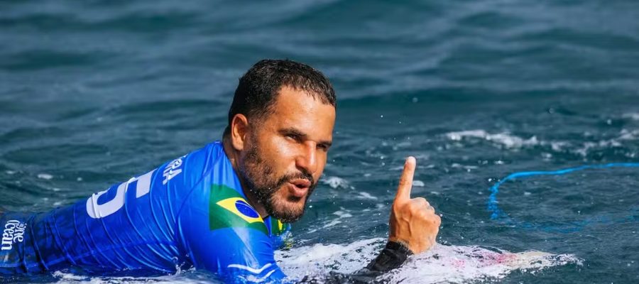 WSL: Ítalo Ferreira domina tubos em Teahupo’o e avança às semifinais