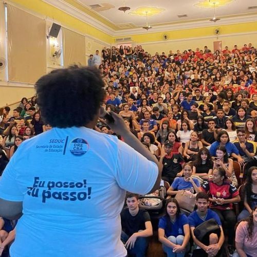 Estudantes com notas acima de 960 na redação do Enem podem concorrer a prêmio de R$ 5 mil