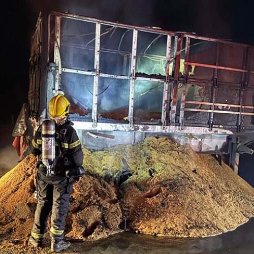 Vera: Bombeiros combatem incêndio que atingiu vagão de carreta na BR-163