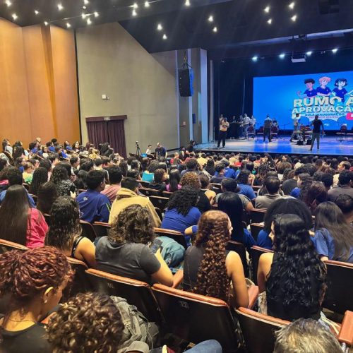 RUMO A APROVAÇÃO: Aulão Inaugural do Pré-Enem Digit@l 2025 reúne 500 estudantes no teatro da UFMT