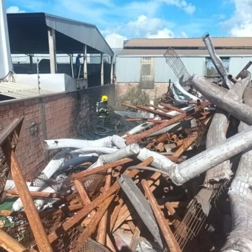 Corpo de Bombeiros controla incêndio em terreno no bairro Industrial em Lucas do Rio Verde