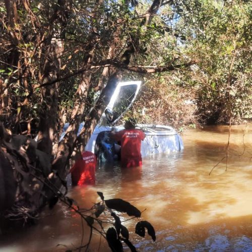 DENISE-MT: Bombeiros resgatam corpos de vítimas após queda de carro de ponte na MT-241