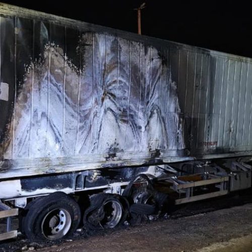 Bombeiros extinguem incêndio em carreta que armazenava carne na BR-163/364