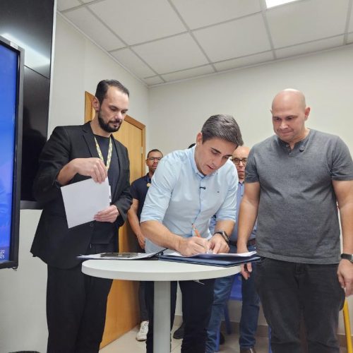 Seduc entrega 80 Smart TVs de 65 polegadas para a rede municipal de Cuiabá