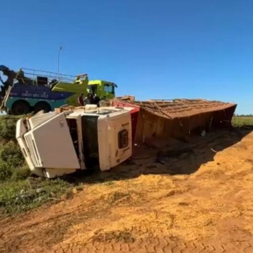 Sorriso: Motorista sai ileso após carreta carregada de milho tombar na BR-163
