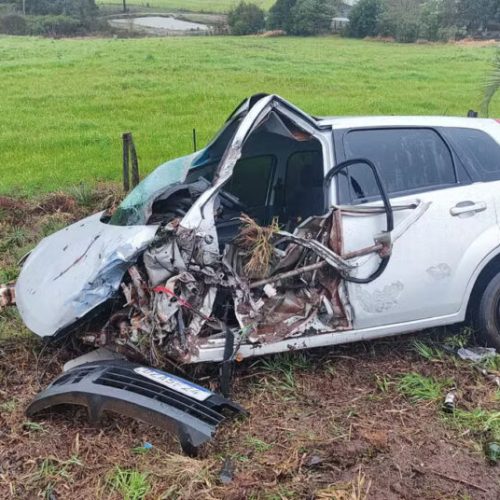 Homem joga carro contra caminhão para matar ex-mulher, morre na colisão e ela sobrevive a atentado