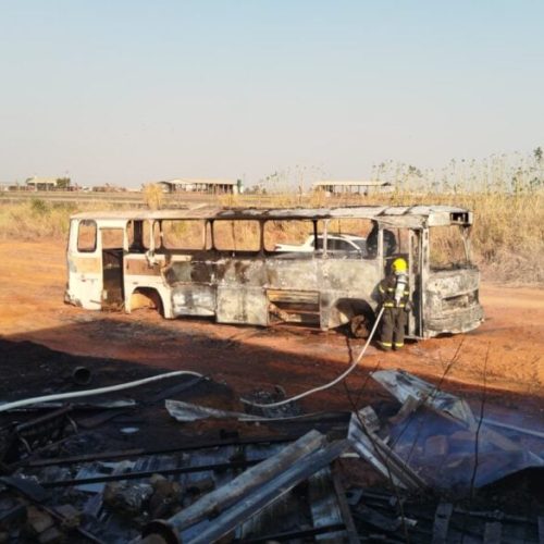 Incêndio em ônibus mobiliza Corpo de Bombeiros no Setor Industrial de Lucas do Rio Verde