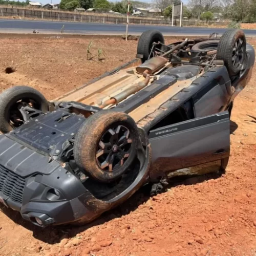 Sorriso: Carro capota na BR-163 após ser fechado por carreta