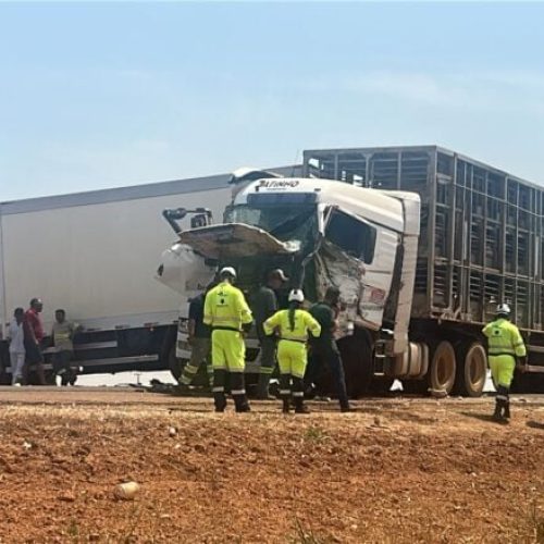 Acidente com caminhões interdita BR-163 próximo a Lucas do Rio Verde
