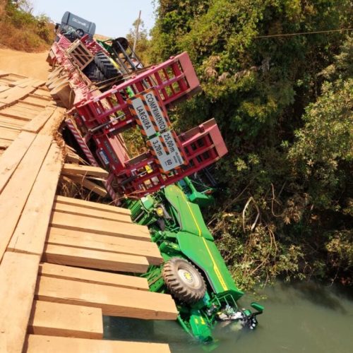 Caminhão que transportava colheitadeira tomba em ponte na zona rural de Nova Mutum