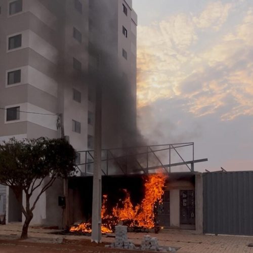 Bombeiros controlam incêndio em prédio em fase de obras e reforçam alerta sobre riscos elétricos