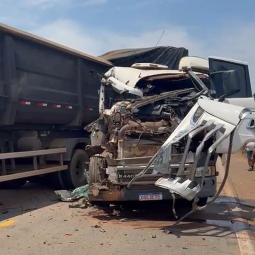 Grave colisão entre duas carretas interdita BR-163 entre Sinop e Sorriso