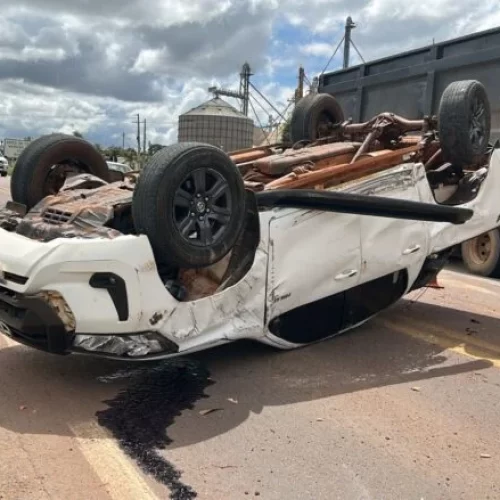 Acidente entre Hyundai e Hilux provoca capotamento e lentidão na BR-163 em Lucas do Rio Verde