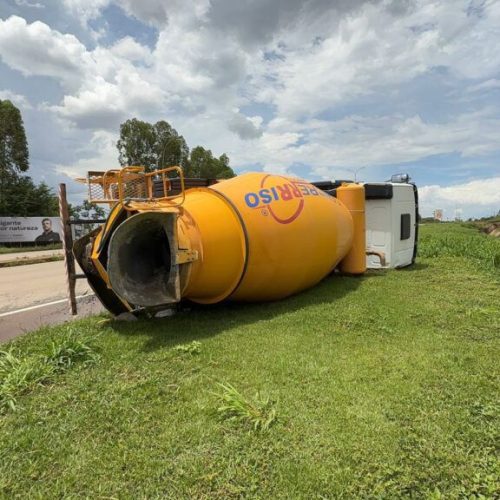 Caminhão betoneira tomba na BR-163 entre Sinop e Sorriso