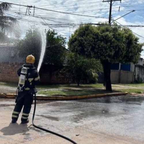 Corpo de Bombeiros combate incêndio em fiação elétrica em via pública