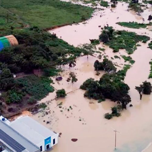 Rio transborda novamente em Guarantã do Norte e bombeiros resgatam duas pessoas