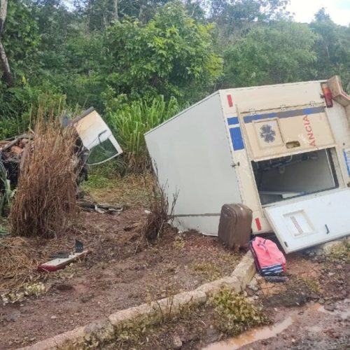 Paciente morre após ambulância colidir com carreta em rodovia de Mato Grosso
