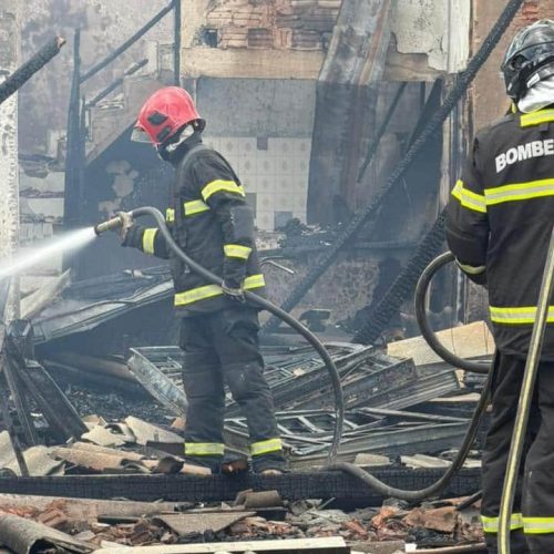 Incêndio de grandes proporções destrói empresa em MT; estrutura colapsou, diz bombeiros
