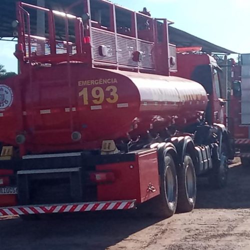 Corpo de Bombeiros combate incêndio em barracão de resíduos de grãos