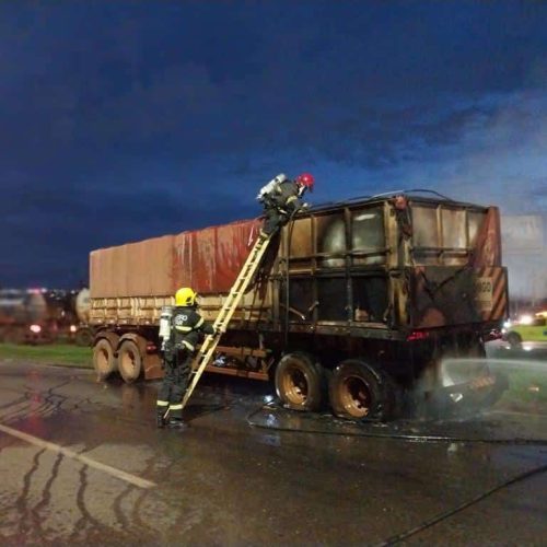 Carreta pega fogo em rodovia de Mato Grosso