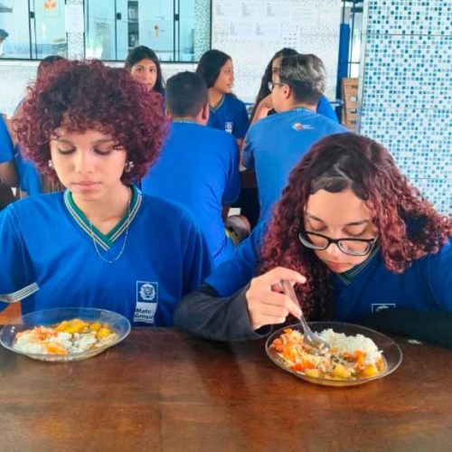 Estudantes aprovam reforço diário de frutas e alimentação saudável na Rede Estadual