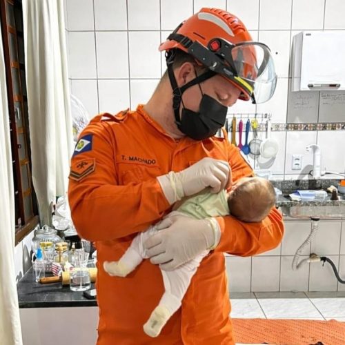 Corpo de Bombeiros socorre bebê recém-nascido que engasgou com saliva