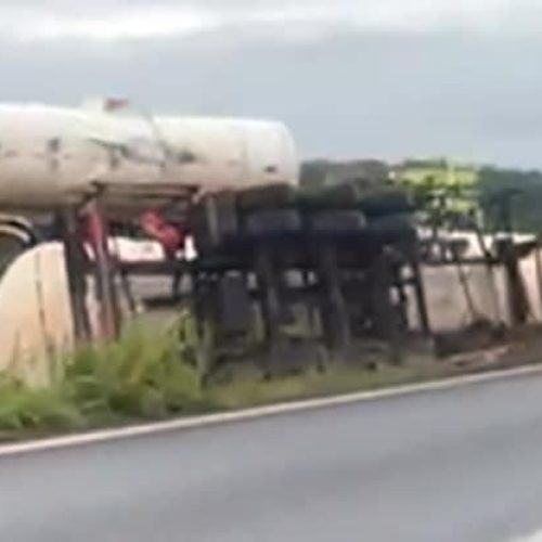 Nova Mutum: carreta tomba e derrama combustível na BR-163