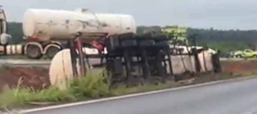 Nova Mutum: carreta tomba e derrama combustível na BR-163