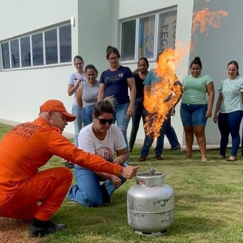 Corpo de Bombeiros realiza curso de brigada de incêndio para servidores de creches municipais de Vila Rica