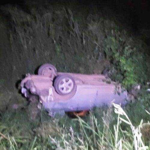 Carro desgovernado sai de pista e capota em área de mata em Alta Floresta
