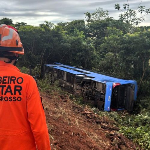 EM BARRA DO GARÇAS: Corpo de Bombeiros socorre vítimas em ocorrência com ônibus e registra duas morte